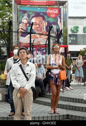 Tokio, Japan. 8. August 2016. Passanten stoppen und Kaiser Akihito auf einer riesigen Leinwand am belebten Tokyos Shinjuku Gegend beobachten, wie die Monarch seine Gedanken auf Abudication in einer vorher vereinbarten Videobotschaft auf Montag, 8. August 2016 zum Ausdruck bringt. AST-Monat, der 82 jährige Kaiser wurde berichtet, dass sein Wunsch, den Thron an 56 Jahre alten Sohn, Kronprinz Naruhito, aufgrund von Bedenken wegen seiner schwachen Gesundheit und die Fähigkeit, voll und ganz seinen Aufgaben als Symbol Kaiser vermittelt haben. Der Kaiser bestieg den Thron im Jahr 1989 nach dem Tod seines Vaters, Kaiser Hirohito. © Natsuki Sakai/AFLO/Alamy Live-Nachrichten Stockfoto