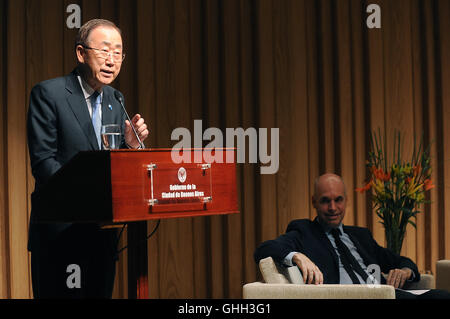 Buenos Aires, Argentinien. 9. August 2016. Generalsekretär der Vereinten Nationen Ban Ki-Moon (L) hält eine Rede in Buenos Aires, der Hauptstadt von Argentinien, 9. August 2016. Am Montag, Ban Ki-Moon forderte die internationale Gemeinschaft, Verantwortung im Umgang mit der Flüchtlingskrise zu teilen. Bildnachweis: Victoria Egurza/TELAM/Xinhua/Alamy Live-Nachrichten Stockfoto