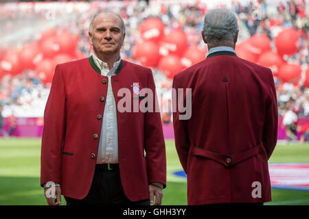 Franz Beckenbauer (r) und Uli Hoeness bei der Feier nach der deutschen Fußball-Bundesliga-Fußball match zwischen FC Bayern München und Hannover 96 in Allianz Arena in München, 14. Mai 2016. Foto: THOMAS EISENHUTH/Dpa - NO WIRE SERVICE - | weltweite Nutzung Stockfoto