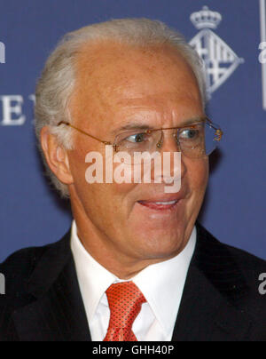 Barcelona, Spanien, Montag. 2. April 2007. Deutsche Fußballlegende Franz Beckenbauer für die Kameras lächelt, als er, um den Laureus World Sports Award 2007 in Barcelona, Spanien, Montag, 2. April 2007 ankommt. Die Laureus-Award ehrt überdurchnittliches Athleten der Welt und wird von einer Jury, bestehend aus ehemaligen Top-Athleten vergeben. Foto: Carsten Rehder | weltweite Nutzung/Dpa/Alamy Live-Nachrichten Stockfoto