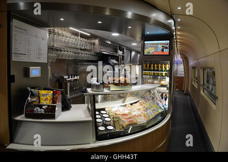 Berlin, Deutschland. 13. Sep, 2016. Das Bistro des neuen ICE-Zuges der vierten Generation auf dem Betriebshof der Deutschen Bahn in Berlin, Deutschland, 13. September 2016. Foto: MAURIZIO GAMBARINI/Dpa/Alamy Live News Stockfoto