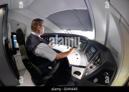 Berlin, Deutschland. 13. Sep, 2016. Ein Lokführer sitzen im Fahrerhaus des neuen ICE-Zuges der vierten Generation auf dem Betriebshof der Deutschen Bahn in Berlin, Deutschland, 13. September 2016. Foto: MAURIZIO GAMBARINI/Dpa/Alamy Live News Stockfoto