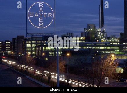 Leverkusen, Deutschland. 11. März 2002. (Dpa-Dateien) - ein Blick auf das beleuchtete Bayer-Kreuz, und die Verbindung der Bayer Chemikalien Pflanzen in Leverkusen, Deutschland, 11. März 2002. Zum ersten Mal ist Bayer nicht verpflichtet Gewerbesteuern in diesem Jahr. | Nutzung weltweit © Dpa/Alamy Live-Nachrichten Stockfoto