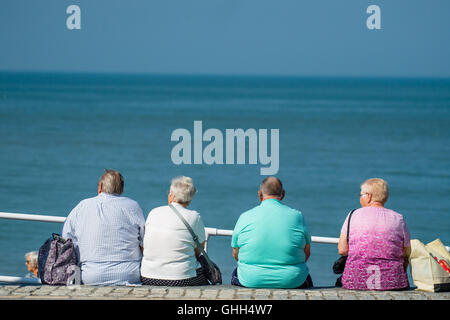 Aberystwyth Wales UK, Mittwoch, 14. September 2016 UK Wetter: Menschen amüsieren sich in der heißen Sonne in Aberystwyth an der Westküste von Wales.   September "Mini Hitzewelle" weiter, mit der Temperatur erreichen hohe 20 an den Ufern des Cardigan Bay Photo Credit: Keith Morris / Alamy Live News Stockfoto