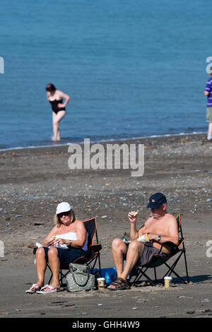 Aberystwyth Wales UK, Mittwoch, 14. September 2016 UK Wetter: Menschen amüsieren sich in der heißen Sonne in Aberystwyth an der Westküste von Wales.   September "Mini Hitzewelle" weiter, mit der Temperatur erreichen hohe 20 an den Ufern des Cardigan Bay Photo Credit: Keith Morris / Alamy Live News Stockfoto