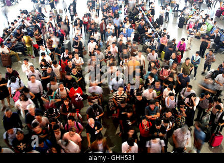 Shanghai, China Jiangsu Provinz. 14. Sep, 2016. Passagiere warten, um Board-Züge am Bahnhof Wuxi in Wuxi, der ostchinesischen Provinz Jiangsu, 14. September 2016. Shanghai Railway System erlebte Eile Reisen während der Mid-Autumn Festival nähert. © Chen Fei/Xinhua/Alamy Live-Nachrichten Stockfoto