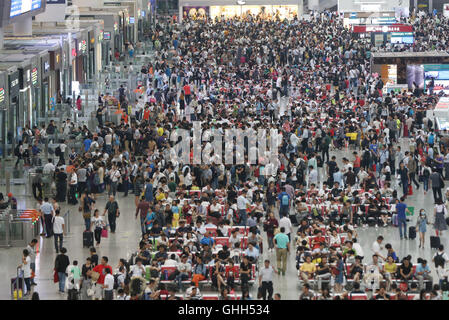 Shanghai, China. 14. Sep, 2016. Passagiere warten, um Board-Züge am Bahnhof Hongqiao in Shanghai, Ost-China, 14. September 2016. Shanghai Railway System erlebte Eile Reisen während der Mid-Autumn Festival nähert. © Ding Ting/Xinhua/Alamy Live-Nachrichten Stockfoto