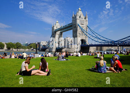 UK-Wetter: London 14. September 2016 Londoner nutzen einen weiteren Tag der blaue Himmel über der Hauptstadt entspannen sie in der Nähe von Tower Bridge Credit: Paul Swinney/Alamy Live News Stockfoto