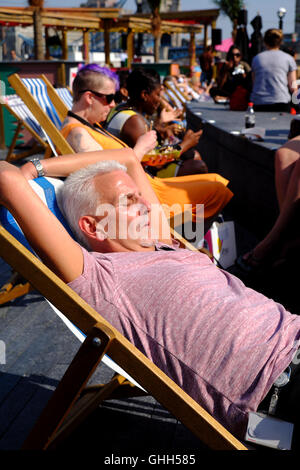 UK-Wetter: London 14. September 2016 Arbeitskraft nimmt eine mittags Nickerchen in der Nähe von Tower Bridge wie London sonnt sich in einem anderen Tag Sonnenschein Credit: Paul Swinney/Alamy Live News Stockfoto