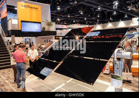 Las Vegas, Nevada, USA. 14. September 2016. Foto aufgenommen am 13. September 2016 zeigt die Solar-Panels auf der Solar Power International (SPI) 2016-Messe in Las Vegas, den Vereinigten Staaten ausgestellt. Die Solar Power International (SPI) 2016 Ausstellung startete im Las Vegas Convention Center am Dienstag mit Tausenden von solar-Profis in der Stadt zu Rollen. Bildnachweis: Xinhua/Alamy Live-Nachrichten Stockfoto