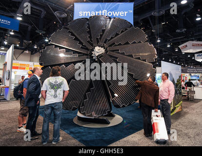 Las Vegas, Nevada, USA. 14. September 2016. Besucher schauen Sie sich die großen "Blume" von Solar-Panels auf der Solar Power International (SPI) 2016-Messe in Las Vegas, USA, 13. September 2016 gebildet. Die Solar Power International (SPI) 2016 Ausstellung startete im Las Vegas Convention Center am Dienstag mit Tausenden von solar-Profis in der Stadt zu Rollen. Bildnachweis: Xinhua/Alamy Live-Nachrichten Stockfoto