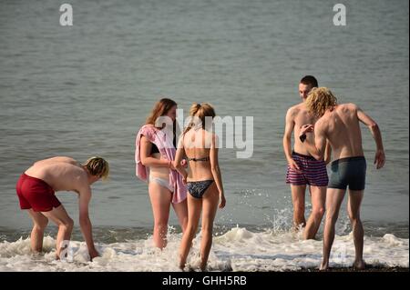 Aberystwyth Wales UK, Mittwoch, 14. September 2016 UK Wetter: Menschen amüsieren sich in der heißen Sonne in Aberystwyth an der Westküste von Wales.   September "Mini Hitzewelle" weiter, mit der Temperatur erreichen hohe 20 an den Ufern des Cardigan Bay Photo Credit: Keith Morris / Alamy Live News Stockfoto