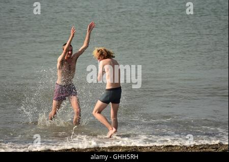 Aberystwyth Wales UK, Mittwoch, 14. September 2016 UK Wetter: Menschen amüsieren sich in der heißen Sonne in Aberystwyth an der Westküste von Wales.   September "Mini Hitzewelle" weiter, mit der Temperatur erreichen hohe 20 an den Ufern des Cardigan Bay Photo Credit: Keith Morris / Alamy Live News Stockfoto