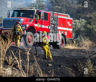 Mokassin, Kalifornien, USA. 27. Sep, 2016. 27. September aufwischen 2016.CalFire Feuerwehrleute aus Tulare, Bear Creek Station, der Sümpfe Feuer entlang Highway 49 nahe der Tuolumne und Mariposa county Line. Die Sümpfe Feuer brennt entlang Highway 49 zwischen Mokassin und Coulterville, Kalifornien, und begann am 26. September 2016, ca. 12:20. Das Feuer ist derzeit 25 % enthalten, dass 1.000 Hektar verbrannt. Bildnachweis: Tracy Barbutes/ZUMA Draht/Alamy Live-Nachrichten Stockfoto