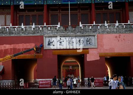 Peking, Peking, China. 27. Sep, 2016. Peking, CHINA-27 September 2016:? (REDAKTION? VERWENDEN SIE? NUR.? CHINA? RAUS) mehr als 30.000 Töpfe mit Chrysanthemen von Kaifeng Stadt sind auf dem Display im Palace Museum am 27. September 2016, Kennzeichnung der kommende Nationalfeiertag, die am 1. Oktober 2016 fällt. Die feinen Chrysanthemen von verschiedenen Arten sind in der verbotenen Stadt vom 27. September bis 16. Oktober 2016 präsentiert. Chrysantheme von Kaifeng Stadt, zentrale ChinaÂ¡Â¯s der Provinz Hunan, gilt als die erste Ebene Chrysantheme in China. © SIPA Asien/ZUMA Draht/Alamy Live-Nachrichten Stockfoto
