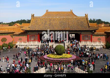 Peking, Peking, China. 27. Sep, 2016. Peking, CHINA-27 September 2016:? (REDAKTION? VERWENDEN SIE? NUR.? CHINA? RAUS) mehr als 30.000 Töpfe mit Chrysanthemen von Kaifeng Stadt sind auf dem Display im Palace Museum am 27. September 2016, Kennzeichnung der kommende Nationalfeiertag, die am 1. Oktober 2016 fällt. Die feinen Chrysanthemen von verschiedenen Arten sind in der verbotenen Stadt vom 27. September bis 16. Oktober 2016 präsentiert. Chrysantheme von Kaifeng Stadt, zentrale ChinaÂ¡Â¯s der Provinz Hunan, gilt als die erste Ebene Chrysantheme in China. © SIPA Asien/ZUMA Draht/Alamy Live-Nachrichten Stockfoto