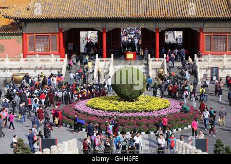 Peking, Peking, China. 27. Sep, 2016. Peking, CHINA-27 September 2016:? (REDAKTION? VERWENDEN SIE? NUR.? CHINA? RAUS) mehr als 30.000 Töpfe mit Chrysanthemen von Kaifeng Stadt sind auf dem Display im Palace Museum am 27. September 2016, Kennzeichnung der kommende Nationalfeiertag, die am 1. Oktober 2016 fällt. Die feinen Chrysanthemen von verschiedenen Arten sind in der verbotenen Stadt vom 27. September bis 16. Oktober 2016 präsentiert. Chrysantheme von Kaifeng Stadt, zentrale ChinaÂ¡Â¯s der Provinz Hunan, gilt als die erste Ebene Chrysantheme in China. © SIPA Asien/ZUMA Draht/Alamy Live-Nachrichten Stockfoto