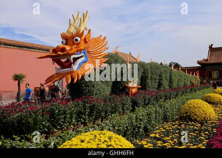 Peking, Peking, China. 27. Sep, 2016. Peking, CHINA-27 September 2016:? (REDAKTION? VERWENDEN SIE? NUR.? CHINA? RAUS) mehr als 30.000 Töpfe mit Chrysanthemen von Kaifeng Stadt sind auf dem Display im Palace Museum am 27. September 2016, Kennzeichnung der kommende Nationalfeiertag, die am 1. Oktober 2016 fällt. Die feinen Chrysanthemen von verschiedenen Arten sind in der verbotenen Stadt vom 27. September bis 16. Oktober 2016 präsentiert. Chrysantheme von Kaifeng Stadt, zentrale ChinaÂ¡Â¯s der Provinz Hunan, gilt als die erste Ebene Chrysantheme in China. © SIPA Asien/ZUMA Draht/Alamy Live-Nachrichten Stockfoto