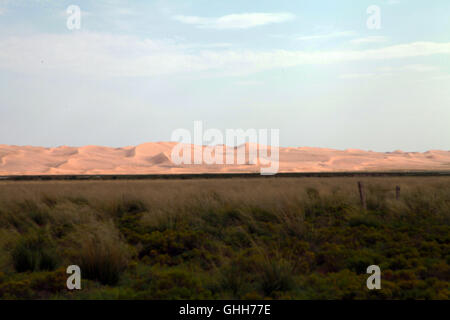 Innere Mongolei, China. 27. Sep, 2016. Badain Jaran Wüste ist eine Wüste in China, die sich über die Provinzen Gansu, Ningxia und Innere Mongolei erstreckt. Es umfasst eine Fläche von 49.000 Quadratkilometer. Durch die Größe ist es die drittgrößte Wüste in China.There sind mehr als 100 Seen in Badain Jaran Wüste, schaffen fantastische Landschaft mit ruhigen See und geheimnisvolle Wüste, die zieht viele Touristen jedes Jahr. Bildnachweis: SIPA Asien/ZUMA Draht/Alamy Live-Nachrichten Stockfoto