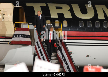 Melbourne, Vereinigte Staaten von Amerika. 27. Sep, 2016.  Präsidentschaftskandidat Donald Trump (rechts) und ehemalige New Yorker Bürgermeister Rudy Giuliani zu Fuß die Treppe hinunter Trumps Flugzeug bevor Trump bei einer Aktion spricht Rallye am AeroMod International Hangar am internationalen Flughafen Orlando Melbourne in Melbourne, Florida am 27. September 2016, am Tag nach seinem ersten Präsidentschafts-Debatte mit demokratischen Kandidaten Hillary Clinton. Bildnachweis: Paul Hennessy/Alamy Live-Nachrichten Stockfoto