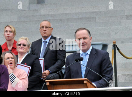 Wellington, Neuseeland. 28. Sep, 2016. New Zealand Premierminister John Key (R) hält eine Rede in New Zealand 21. Gouverneur-General der Vereidigung in Wellington, New Zealand, 28. September 2016. Dame Patsy Reddy schwor im 21. Generalgouverneur Neuseelands in Wellington am Mittwoch und wurde die dritte Frau, die Position zu halten. Bildnachweis: Su Liang/Xinhua/Alamy Live-Nachrichten Stockfoto