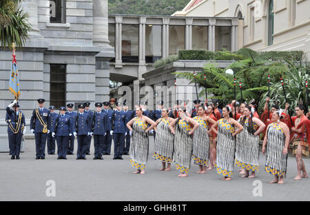 Wellington, Neuseeland. 28. Sep, 2016. Maoris begrüßen Neuseelands 21. Generalgouverneur Dame Patsy Reddy in Wellington, New Zealand, 28. September 2016. Dame Patsy Reddy schwor im 21. Generalgouverneur Neuseelands in Wellington am Mittwoch und wurde die dritte Frau, die Position zu halten. Bildnachweis: Su Liang/Xinhua/Alamy Live-Nachrichten Stockfoto