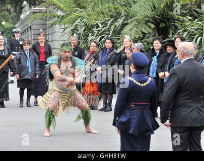 Wellington, Neuseeland. 28. Sep, 2016. Ein Maori begrüßt Neuseelands 21. Generalgouverneur Dame Patsy Reddy in Wellington, New Zealand, 28. September 2016. Dame Patsy Reddy schwor im 21. Generalgouverneur Neuseelands in Wellington am Mittwoch und wurde die dritte Frau, die Position zu halten. Bildnachweis: Su Liang/Xinhua/Alamy Live-Nachrichten Stockfoto