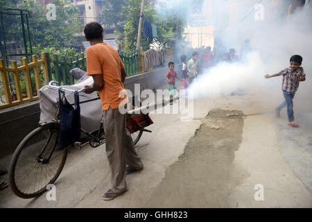 Neu-Delhi, Indien. 27. Sep, 2016. Ein städtische Arbeiter sprüht desinfizierende Chemikalien um Mücken aus der Zucht zu einer Gemeinschaft in New Delhi, Indien, 27. September 2016 zu verhindern. Neu-Delhi wurde durch einen Ausbruch von Moskitos übertragenen Krankheiten getroffen. © Stringer/Xinhua/Alamy Live-Nachrichten Stockfoto