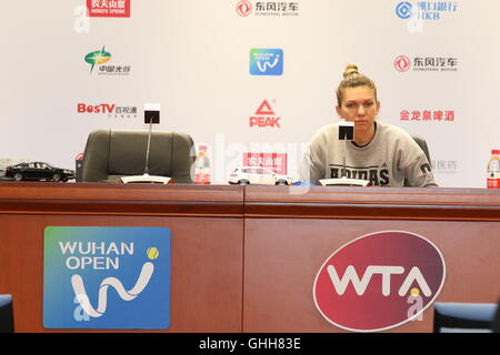 Wuhan, Wuhan, China. 28. Sep, 2016.  . Rumänische Tennisspielerin Simona Halep besucht die Pressekonferenz nach einem Wettbewerb bei WTA Open Wuhan in Wuhan, der Hauptstadt der Provinz Zentral-China-Hubei, 28. September 2016. Während des Wettbewerbs besiegte Halep kasachische Tennisspielerin Yaroslava Shvedova. © SIPA Asien/ZUMA Draht/Alamy Live-Nachrichten Stockfoto