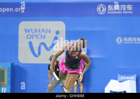 Wuhan, Wuhan, China. 27. Sep, 2016.  US-amerikanischer Profi-Tennis Spieler Venus Williams Niederlagen kasachische Tennisspielerin Yulia Putintseva bei WTA Open Wuhan in Wuhan, der Hauptstadt der Provinz Zentral-China Hubei, 27. September 2016. Bildnachweis: SIPA Asien/ZUMA Draht/Alamy Live-Nachrichten Stockfoto