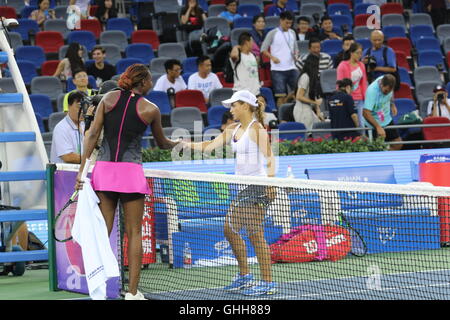 Wuhan, Wuhan, China. 27. Sep, 2016.  US-amerikanischer Profi-Tennis Spieler Venus Williams Niederlagen kasachische Tennisspielerin Yulia Putintseva bei WTA Open Wuhan in Wuhan, der Hauptstadt der Provinz Zentral-China Hubei, 27. September 2016. Bildnachweis: SIPA Asien/ZUMA Draht/Alamy Live-Nachrichten Stockfoto