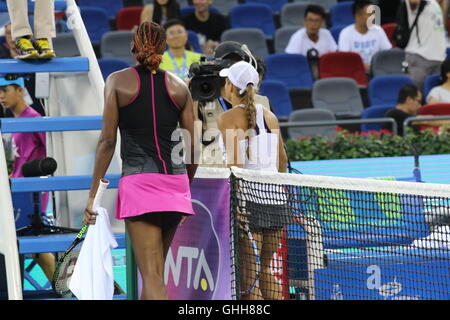 Wuhan, Wuhan, China. 27. Sep, 2016.  US-amerikanischer Profi-Tennis Spieler Venus Williams Niederlagen kasachische Tennisspielerin Yulia Putintseva bei WTA Open Wuhan in Wuhan, der Hauptstadt der Provinz Zentral-China Hubei, 27. September 2016. Bildnachweis: SIPA Asien/ZUMA Draht/Alamy Live-Nachrichten Stockfoto