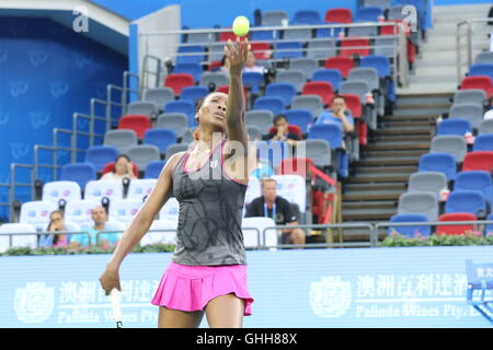Wuhan, Wuhan, China. 27. Sep, 2016.  US-amerikanischer Profi-Tennis Spieler Venus Williams Niederlagen kasachische Tennisspielerin Yulia Putintseva bei WTA Open Wuhan in Wuhan, der Hauptstadt der Provinz Zentral-China Hubei, 27. September 2016. Bildnachweis: SIPA Asien/ZUMA Draht/Alamy Live-Nachrichten Stockfoto