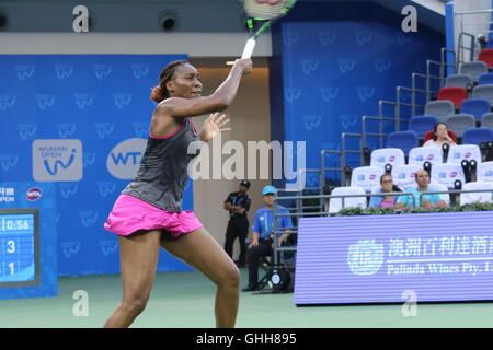 Wuhan, Wuhan, China. 27. Sep, 2016.  US-amerikanischer Profi-Tennis Spieler Venus Williams Niederlagen kasachische Tennisspielerin Yulia Putintseva bei WTA Open Wuhan in Wuhan, der Hauptstadt der Provinz Zentral-China Hubei, 27. September 2016. Bildnachweis: SIPA Asien/ZUMA Draht/Alamy Live-Nachrichten Stockfoto