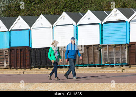 Bournemouth, Dorset, UK. 28. September 2016. Paar Strandhütten Promenade an einem herrlich warmen sonnigen Tag vorbei. Bildnachweis: Carolyn Jenkins/Alamy Live-Nachrichten Stockfoto