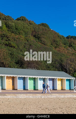 Bournemouth, Dorset, UK. 28. September 2016. Paar Strandhütten Promenade an einem herrlich warmen sonnigen Tag vorbei. Bildnachweis: Carolyn Jenkins/Alamy Live-Nachrichten Stockfoto