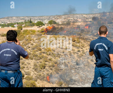 Peyia, Paphos, Zypern. 28. September 2016. Feuer brach heute auf einem Hügel in der Nähe von Peyia, Paphos, Zypern und verbreitete sich schnell in den starken Winden. Gab es eine Menge Rauch und einige Eigenschaft war gefährdet. Die Feuerwehr konnte nur den Umfang um die Ausbreitung enthalten. Das Feuer ausgebrannt nach zwei Stunden und wurde unten durch Hubschrauber Bomben Wasser gedämpft. Bildnachweis: Duncan Anderson/Alamy Live News Stockfoto