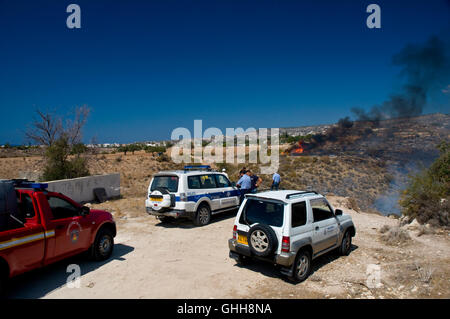 Peyia, Paphos, Zypern. 28. September 2016. Feuer brach heute auf einem Hügel in der Nähe von Peyia, Paphos, Zypern und verbreitete sich schnell in den starken Winden. Gab es eine Menge Rauch und einige Eigenschaft war gefährdet. Die Feuerwehr konnte nur den Umfang um die Ausbreitung enthalten. Das Feuer ausgebrannt nach zwei Stunden und wurde unten durch Hubschrauber Bomben Wasser gedämpft. Bildnachweis: Duncan Anderson/Alamy Live News Stockfoto