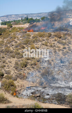 Peyia, Paphos, Zypern. 28. September 2016. Feuer brach heute auf einem Hügel in der Nähe von Peyia, Paphos, Zypern und verbreitete sich schnell in den starken Winden. Gab es eine Menge Rauch und einige Eigenschaft war gefährdet. Die Feuerwehr konnte nur den Umfang um die Ausbreitung enthalten. Das Feuer ausgebrannt nach zwei Stunden und wurde unten durch Hubschrauber Bomben Wasser gedämpft. Bildnachweis: Duncan Anderson/Alamy Live News Stockfoto