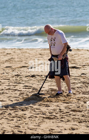 Bournemouth, Dorset, UK. 28. September 2016. Mann mit Metalldetektor in Bournemouth Beach im September mit humorvollen T-shirt über die großen britischen Wetter. Bildnachweis: Carolyn Jenkins/Alamy Live-Nachrichten Stockfoto