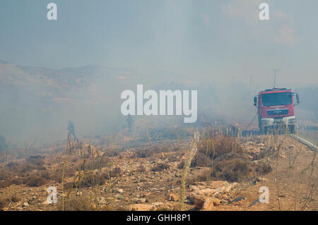 Peyia, Paphos, Zypern. 28. September 2016. Feuer brach heute auf einem Hügel in der Nähe von Peyia, Paphos, Zypern und verbreitete sich schnell in den starken Winden. Gab es eine Menge Rauch und einige Eigenschaft war gefährdet. Die Feuerwehr konnte nur den Umfang um die Ausbreitung enthalten. Das Feuer ausgebrannt nach zwei Stunden und wurde unten durch Hubschrauber Bomben Wasser gedämpft. Bildnachweis: Duncan Anderson/Alamy Live News Stockfoto