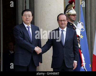 Paris, Frankreich. 26. September 2016. Zhang Dejiang (L), Vorsitzender des ständigen Ausschusses China des nationalen Volkskongresses, trifft mit dem französischen Präsidenten Francois Hollande in Paris, Frankreich, 26. September 2016. Auf Einladung des französischen nationalen Versammlung Lautsprecher Claude Bartolone und Senatspräsident Gerard Larcher bezahlt Zhang Dejiang einen viertägigen Besuch in Frankreich vom Sept. 24 bis 27. © Ju Peng/Xinhua/Alamy Live-Nachrichten Stockfoto