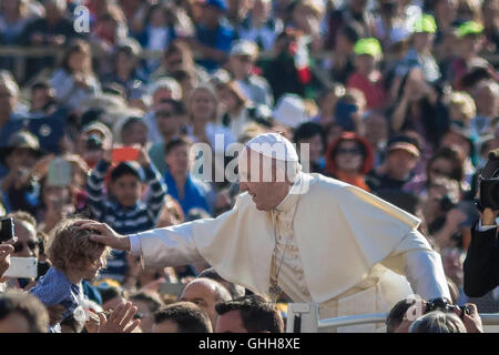 Vatikanstadt, Vatikan. 28. September 2016. Papst Francis reitet auf dem Papamobil durch die Menge der Gläubigen, wie er kommt, um seine wöchentliche Generalaudienz in dem Petersplatz im Vatikan, Vatikan am 28. September 2016 feiern. Papst Francis begrüßte die Gläubigen aus der italienischen Diözesen von Ascoli Piceno, Otranto und Nonantola, die auf Pilgerfahrt nach Rom für das Jubiläum der Barmherzigkeit, am Ende seiner Generalaudienz Mittwoch. Bildnachweis: Giuseppe Ciccia/Alamy Live-Nachrichten Stockfoto