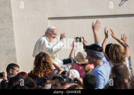 Vatikanstadt, Vatikan. 28. September 2016. Papst Francis reitet auf dem Papamobil durch die Menge der Gläubigen, wie er kommt, um seine wöchentliche Generalaudienz in dem Petersplatz im Vatikan, Vatikan am 28. September 2016 feiern. Papst Francis begrüßte die Gläubigen aus der italienischen Diözesen von Ascoli Piceno, Otranto und Nonantola, die auf Pilgerfahrt nach Rom für das Jubiläum der Barmherzigkeit, am Ende seiner Generalaudienz Mittwoch. Bildnachweis: Giuseppe Ciccia/Alamy Live-Nachrichten Stockfoto