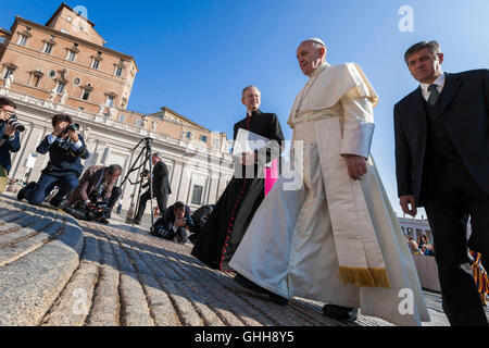 Vatikanstadt, Vatikan. 28. September 2016. Papst Francis kommt zu seinem wöchentlichen Generalaudienz in dem Petersplatz im Vatikan, Vatikan am 28. September 2016 feiern. Papst Francis begrüßte die Gläubigen aus der italienischen Diözesen von Ascoli Piceno, Otranto und Nonantola, die auf Pilgerfahrt nach Rom für das Jubiläum der Barmherzigkeit, am Ende seiner Generalaudienz Mittwoch. Bildnachweis: Giuseppe Ciccia/Alamy Live-Nachrichten Stockfoto