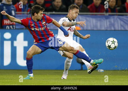 Moskau, Russland. 27. Sep, 2016. UEFA Champions League Fußball. ZSKA Moskau gegen Tottenham Hotspur. ZSKA Moskau Georgi Shchennikov (L) angegangen, indem Tottenham Hotspurs Toby Alderweireld © Action Plus Sport/Alamy Live News Stockfoto