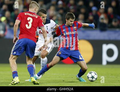 Moskau, Russland. 27. Sep, 2016. UEFA Champions League Fußball. ZSKA Moskau gegen Tottenham Hotspur. ZSKA Moskau Pontus Wernbloom (vorne) und Georgy Shchennikov (R) Shiled den Ball von Tottenham Hotspurs Toby Alderweireld © Action Plus Sport/Alamy Live News Stockfoto