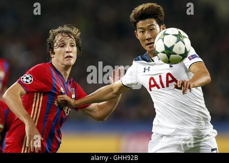 Moskau, Russland. 27. Sep, 2016. UEFA Champions League Fußball. ZSKA Moskau gegen Tottenham Hotspur. ZSKA Moskau Mario Fernandes (L) ist auf den hohen Ball geschlagen, von Tottenham Hotspurs Heung-Min Son © Action Plus Sport/Alamy Live News Stockfoto