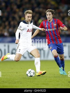 Moskau, Russland. 27. Sep, 2016. UEFA Champions League Fußball. ZSKA Moskau gegen Tottenham Hotspur. Tottenham Hotspur Christian Eriksen (L) bekommt sein Kreuz in vor dem Block von ZSKA Moskau Mario Fernandes © Action Plus Sport/Alamy Live News Stockfoto