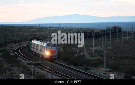 Urumqi. 28. Juli 2016. Ein Zug aus Kasachstan rennt auf den Alataw-Pass im Nordwesten Chinas Xinjiang Uygur Autonome Region, 28. Juli 2016. Chinas weit westlichen Xinjiang Uygur Autonome Region ist immer besser mit der internationalen Gemeinschaft nach der Umsetzung der Seidenstraße Economic Belt verbunden. Handelsvolumen am Alataw-Pass, der Region größte Land Hafen an der Grenze zu Kasachstan, erreicht 25 Millionen Tonnen im Jahr 2014 nach ein durchschnittliches jährliches Wachstum von 27 Prozent seit 1991. © Zhu Xiang/Xinhua/Alamy Live-Nachrichten Stockfoto